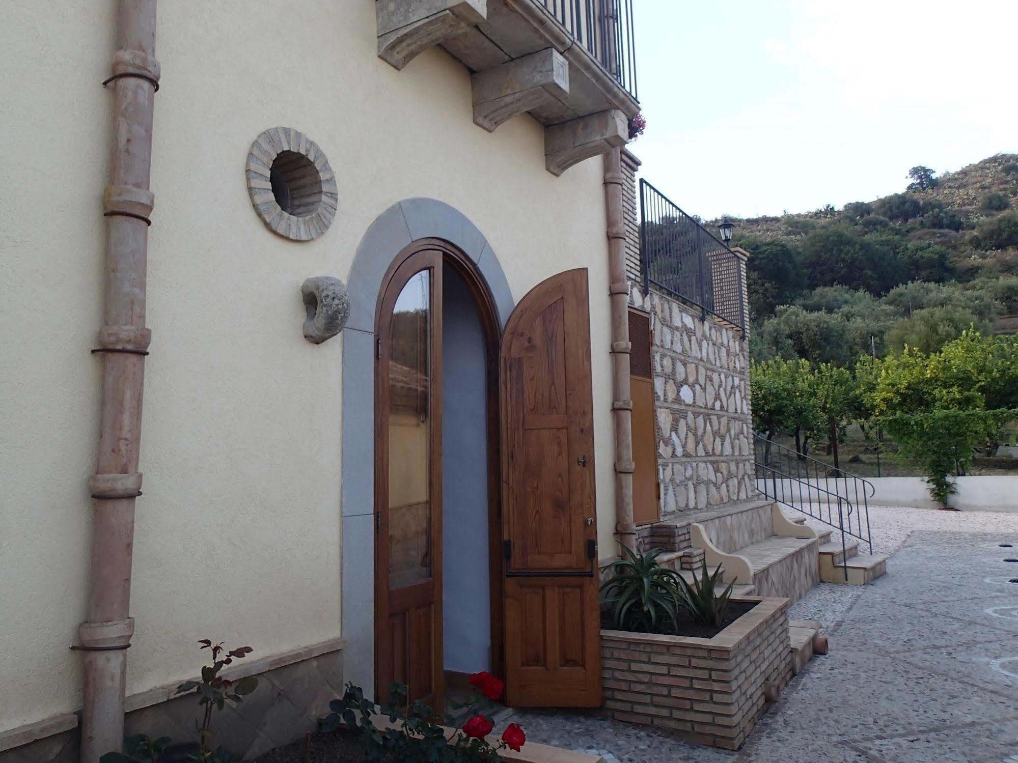 Patitiri Guest House Santa Teresa Di Riva Exterior photo